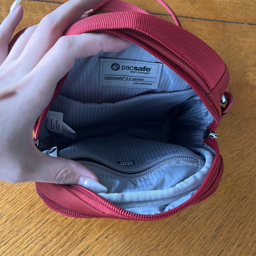 adjustable pacsafe cross body - Picture 3 of 5